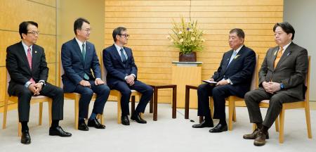 　日本製鉄の橋本英二会長（中央）と面会する石破首相（右から２人目）＝２日午前、首相官邸