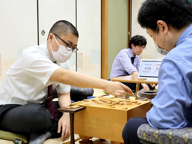 プロデビュー戦となる第８０期名人戦順位戦Ｃ級２組１回戦で勝利を収め、感想戦を行う高田明浩四段（左）＝２０日午後５時４３分、大阪市福島区、関西将棋会館（日本将棋連盟提供）