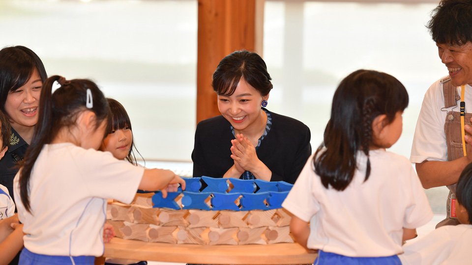 子どもたちとともに「つみぼぼ遊び」を体験され、笑顔をみせる秋篠宮家の佳子さま（中央）＝２０日午後４時５分、岐阜市学園町、ぎふ木遊館