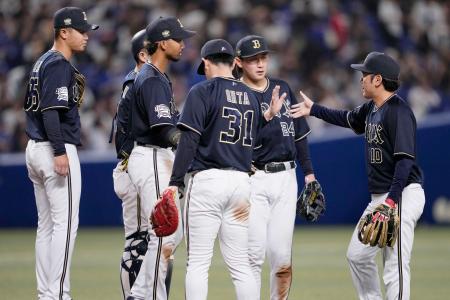 　中日に勝利し、タッチを交わすオリックスナイン＝バンテリンドーム