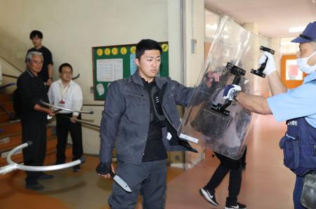 　児童の関係者を名乗る男が学校を訪れ、刃物を示したとの想定で行われた訓練＝１９日午前、滋賀県栗東市