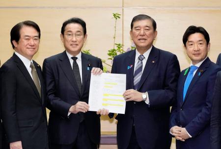 　自民党の資産運用立国議連会長の岸田前首相（中央左）から提言を受ける石破首相＝２３日午前、首相官邸