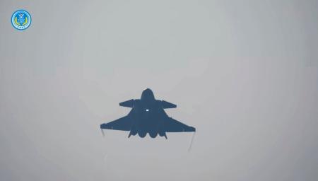 　飛行する中国軍の軍用機。同軍の東部戦区が２０２５年１２月３０日に台湾周辺での軍事演習の一場面として「微信（ウィーチャット）」の公式アカウントに投稿した（共同）