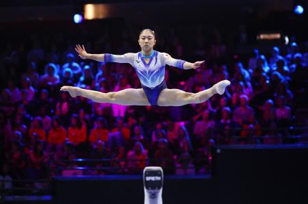 　世界体操第２日、予選の平均台で演技する岸里奈＝１８日、ロッテルダム（ロイター＝共同）