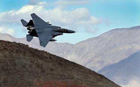 　米軍のＦ１５Ｅ戦闘機＝２０１７年２月、米カリフォルニア州（ＡＰ＝共同）