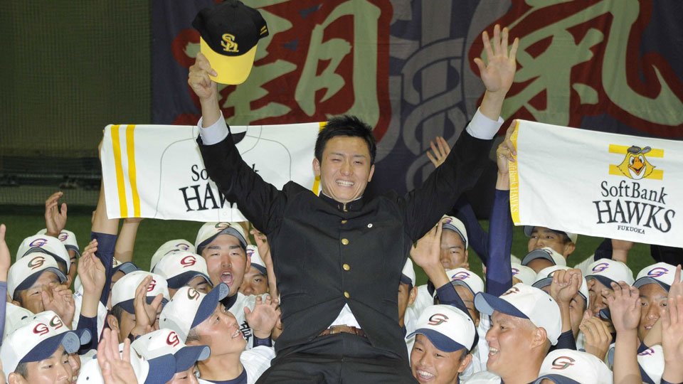 ２０１５年のドラフト会議でソフトバンクから１位指名を受けた高橋純平＝２０１５年１０月、県岐阜商