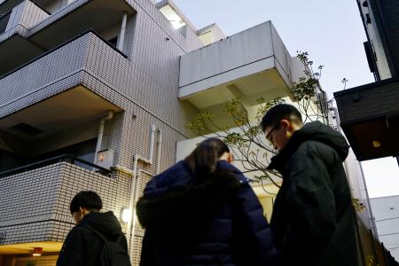　「女性が刺された」と通報のあった東京都新宿区のマンション＝２９日午後４時５５分