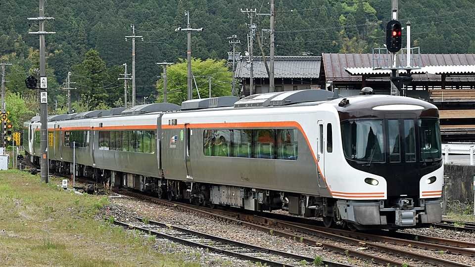 ブルーリボン賞に選ばれたＪＲ東海のＨＣ８５系＝４月、飛騨金山駅