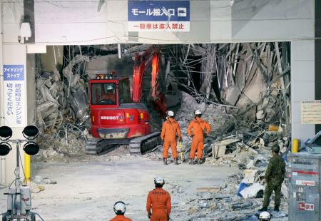 　「イオンモール熊本」で進むがれきの撤去作業＝３１日午前５時３４分、熊本県嘉島町