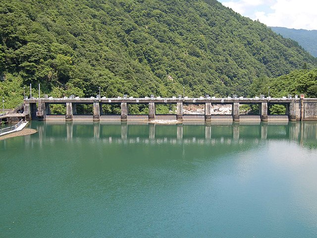 宮川の水をせき止めて取水する関西電力打保ダム＝１９日、飛騨市宮川町