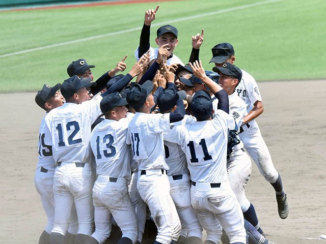 桜丘×中京＝４大会連続２４度目の優勝を決め喜ぶ中京の選手たち