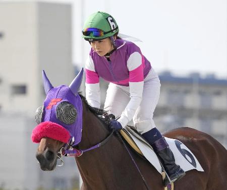 　２０２１年１１月１８日、国内女性騎手初の通算千勝を達成した宮下瞳騎手＝名古屋市の名古屋競馬場