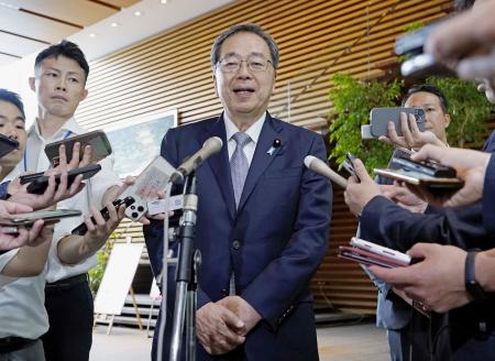 　石破首相と会談後、記者団の取材に応じる公明党の斉藤代表＝２７日午後、首相官邸