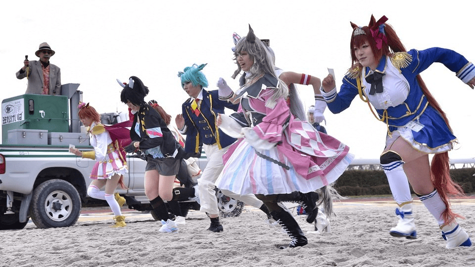 全力で駆け出す仮装イベントの参加者ら＝岐阜県笠松町、笠松競馬場