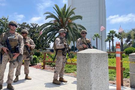 　米ロサンゼルスで、連邦庁舎を警護する海兵隊員＝１３日（共同）