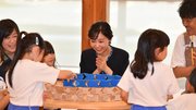 子どもたちとともに「つみぼぼ遊び」を体験され、笑顔をみせる秋篠宮家の佳子さま（中央）＝２０日午後４時５分、岐阜市学園町、ぎふ木遊館