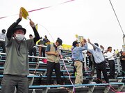 本大会出場が決まり歓喜に沸く西濃運輸の応援スタンド＝９日午後６時２８分、愛知県岡崎市、岡崎市民球場