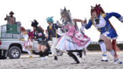全力で駆け出す仮装イベントの参加者ら＝岐阜県笠松町、笠松競馬場