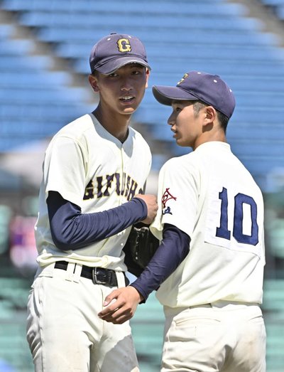 市岐阜商×岐阜各務野＝８回表、田下（１０）と交代する市岐阜商のエース平塚＝長良川