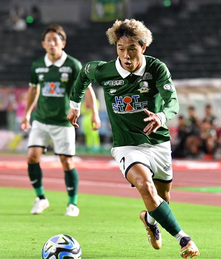 ＦＣ岐阜×長野＝後半、左サイドをドリブルで突破するＦＣ岐阜のＭＦ村田＝長良川競技場