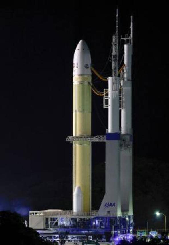 　発射地点に移動するＨ３ロケット８号機＝１６日夜、鹿児島県の種子島宇宙センター