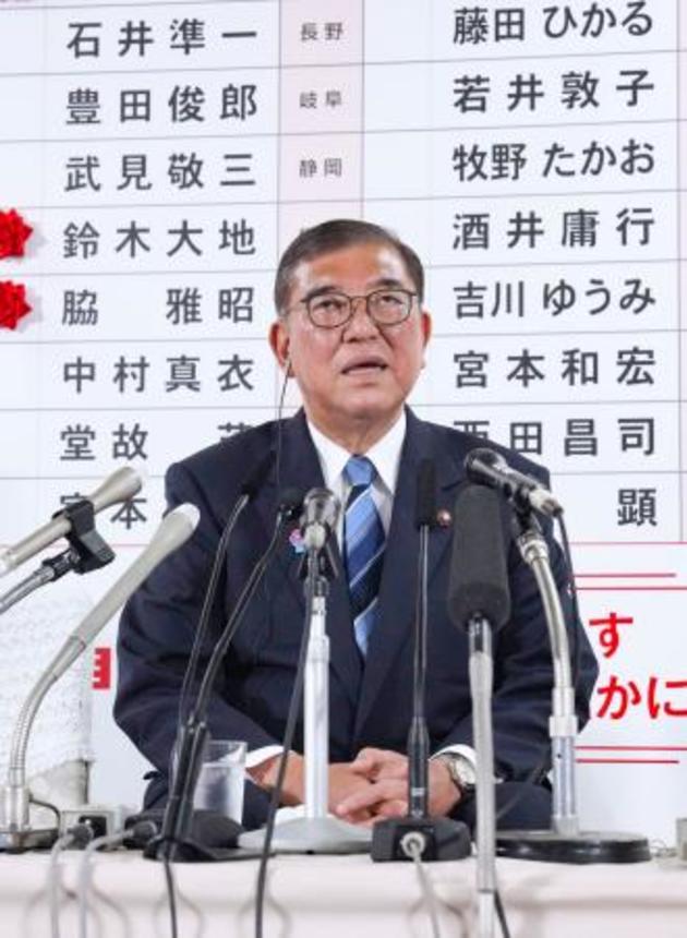 　メディアのインタビューに答える自民党総裁の石破首相＝２０日午後１０時３分、東京・永田町の党本部