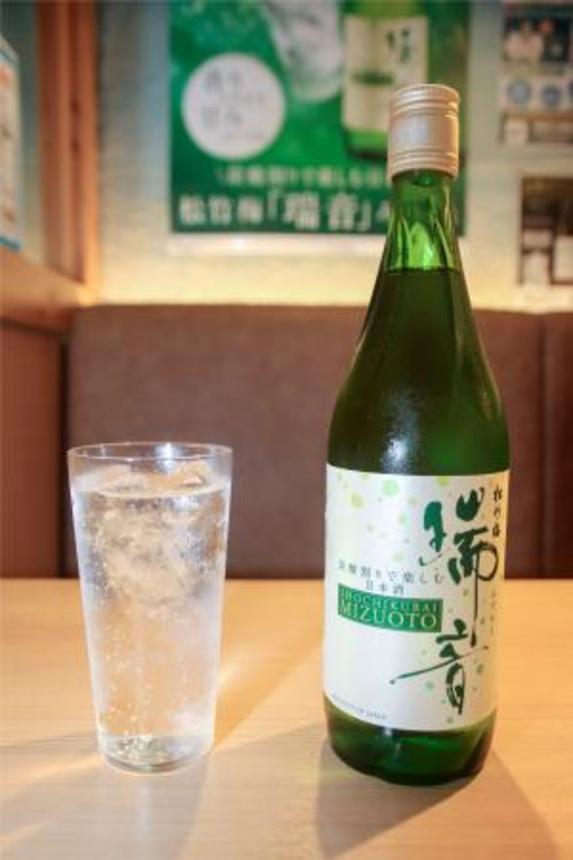 　宝酒造が販売する炭酸割り専用の日本酒「瑞音」（右）と日本酒ハイボール