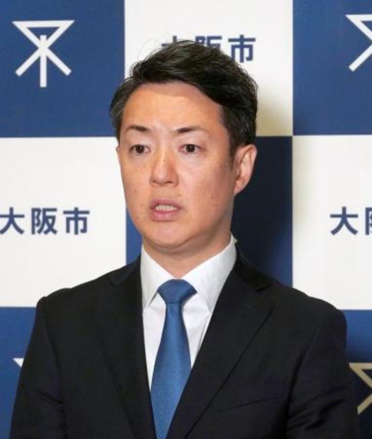 　大阪市役所で記者団の取材に応じる横山英幸市長＝１６日午後