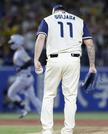 　９回、阪神・坂本（奥）に決勝本塁打を浴びたヤクルトのキハダ＝神宮
