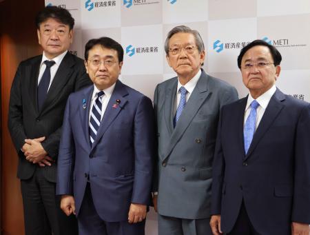 　赤沢経産相（左から２人目）と写真に納まる、東京電力ＨＤの横尾敬介会長（同３人目）ら＝２３日午前、東京都千代田区