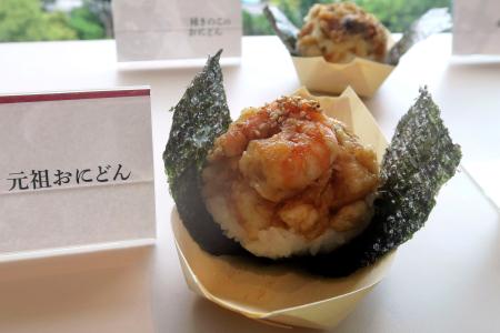 　おにぎり天丼専門店「おにどん」の看板商品「元祖おにどん」＝６日午前、東京都内