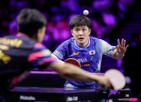 　男子シングルス準々決勝　中国の向鵬と対戦する張本智和＝横浜ＢＵＮＴＡＩ