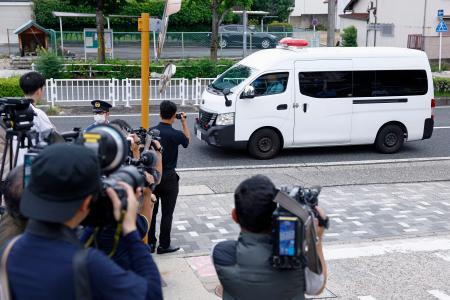 　送検のため、名古屋・昭和署を出る小瀬村史也容疑者を乗せた車＝２３日午前８時３５分