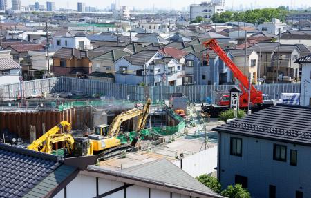 　県道が陥没しトラックが転落した事故現場＝３０日午後、埼玉県八潮市
