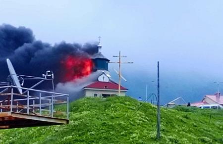 　４日、北方領土・色丹島の斜古丹で炎上するロシア正教会（島民提供・共同）
