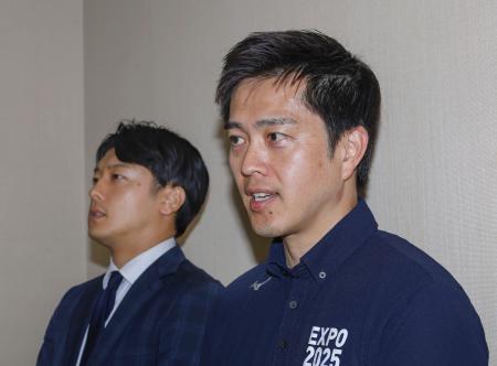 　取材に応じる大阪府の吉村洋文知事（右）＝２１日午後、京都市下京区