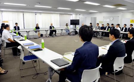 　中央最低賃金審議会の第４回小委員会＝２９日午後、東京都中央区