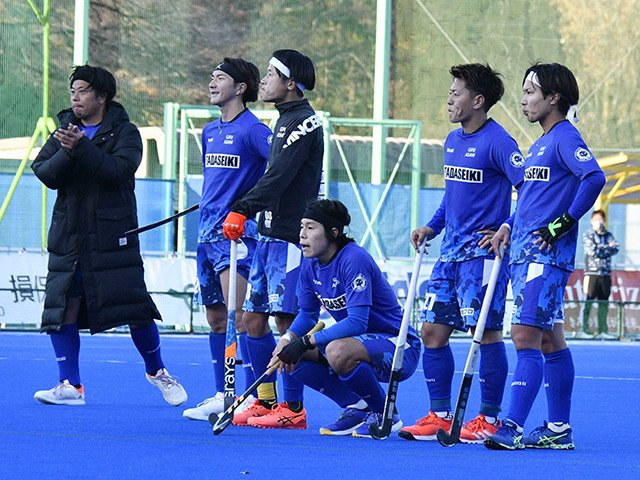 岐阜朝日クＢＤ×ＬＩＥＢＥ栃木＝ＳＯ戦で敗れぼうぜんとする岐阜朝日クＢＤの選手たち＝日光市ホッケー場