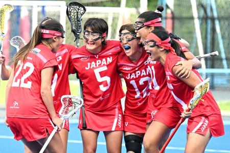 　日本―フィリピン　第４クオーター、勝ち越しゴールを決め喜ぶ高野（右から３人目）ら＝大井ホッケー競技場