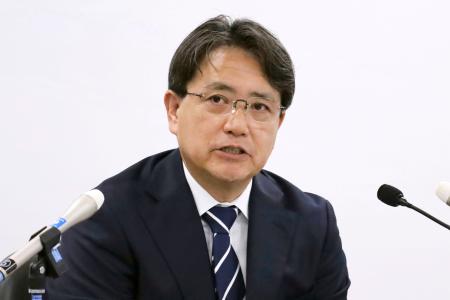 　記者会見する全国地方銀行協会の片岡達也会長＝１８日午後、東京都内