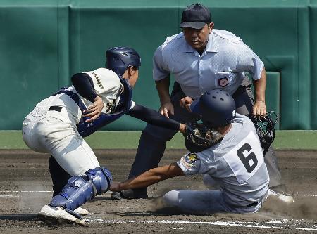 　全国高校野球選手権大会で、本塁のクロスプレーを確認する球審＝２０２３年８月、甲子園