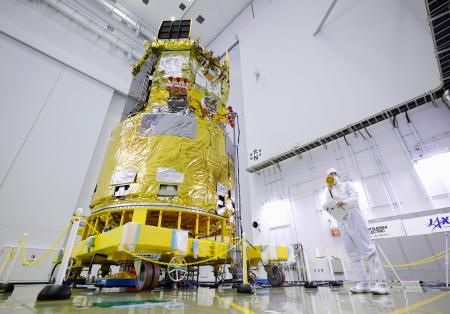 　公開された新型無人補給機「ＨＴＶ―Ｘ」１号機の機体。右は伊藤徳政プロジェクトマネジャー＝２日午後、鹿児島県の種子島宇宙センター