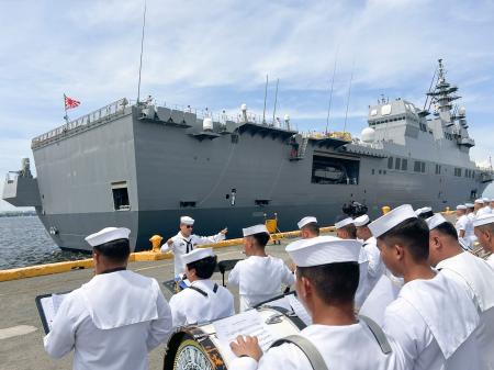 　２１日、マニラの埠頭に近づく海上自衛隊の護衛艦「いせ」を歓迎するフィリピン海軍の楽隊（共同）