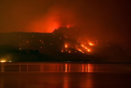 　カナダ西部ブリティッシュコロンビア州サマーランドで燃え広がる山火事＝８日（Ｄａｒｒｙｌ　Ｄｙｃｋ／Ｔｈｅ　Ｃａｎａｄｉａｎ　Ｐｒｅｓｓ提供、ＡＰ＝共同）