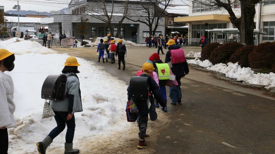 午前授業を終えて下校する児童＝１日午後１時１分、高山市桐生町、北小学校