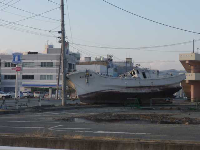 陸に乗り上げた漁船＝２０１２年４月、宮城県気仙沼市（栗田繁実さん提供）