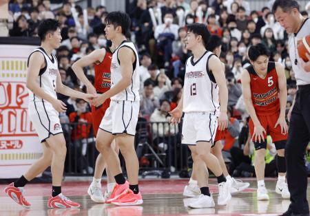 　東山を破って２連覇を決めた福岡大大濠の選手たち＝東京体育館