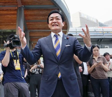 　参院選が公示され、支持を訴える国民民主党の玉木代表＝３日午後、東京・有楽町