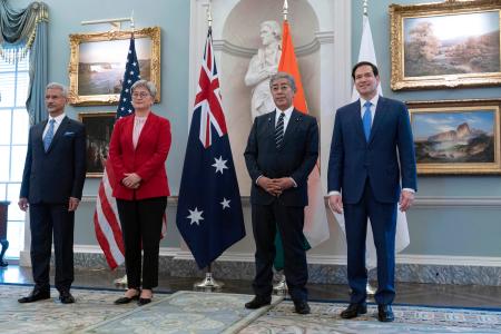 　「クアッド」での写真撮影に臨む岩屋外相（右から２人目）ら＝１日、ワシントンの国務省（ＡＰ＝共同）