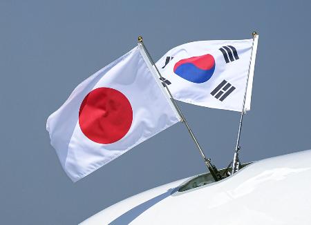 　日の丸と韓国の国旗＝２０２３年